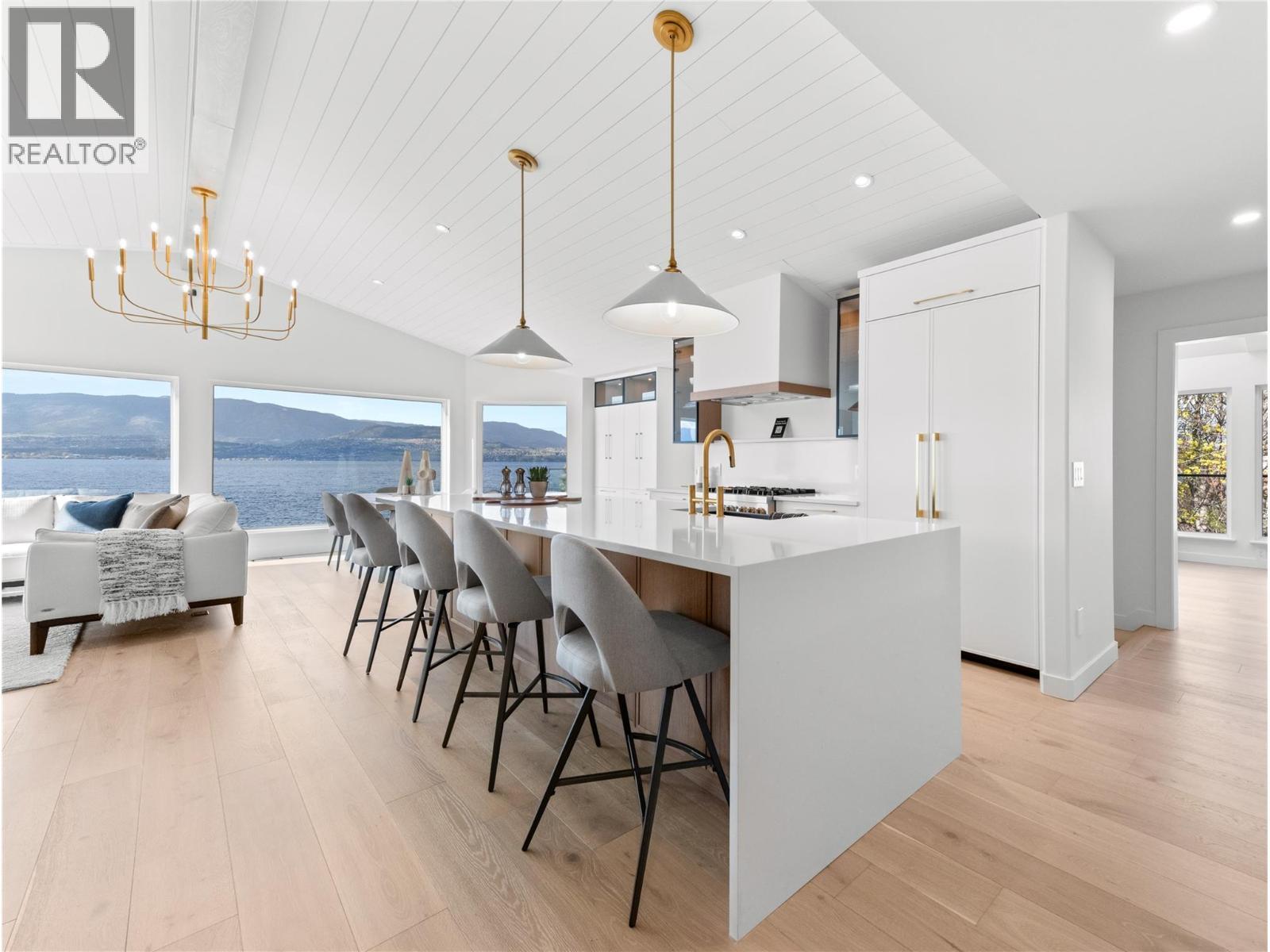 5538 Lakeshore Road, Kelowna, BC - Indoor