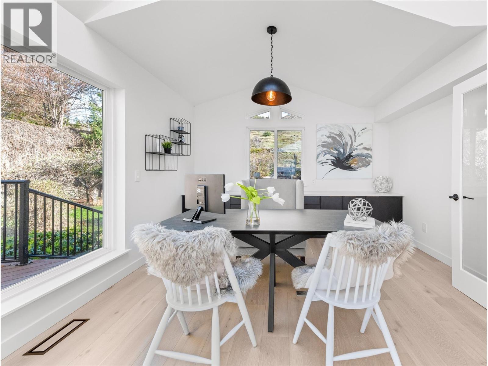 5538 Lakeshore Road, Kelowna, BC - Indoor Photo Showing Dining Room