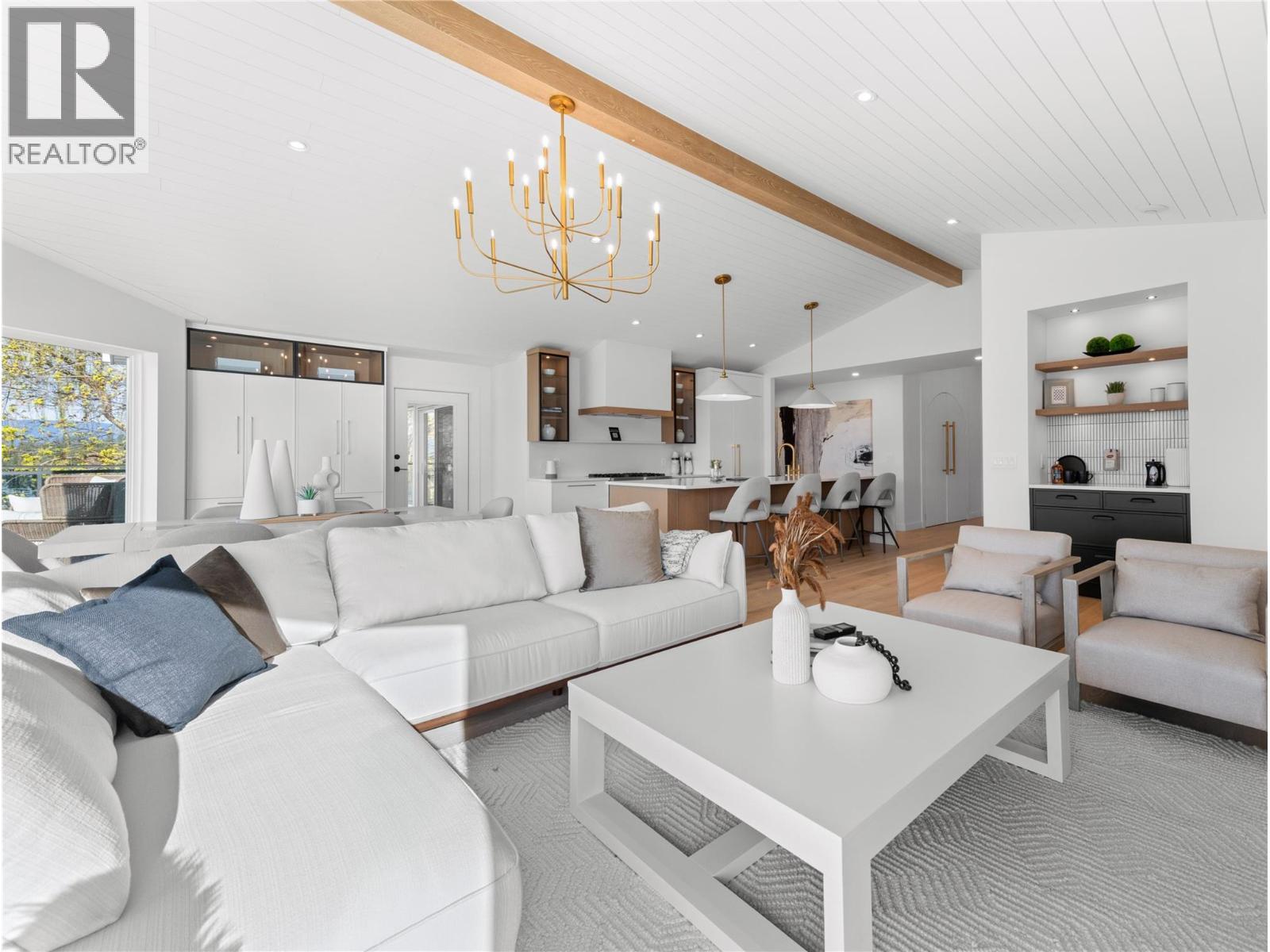 5538 Lakeshore Road, Kelowna, BC - Indoor Photo Showing Living Room