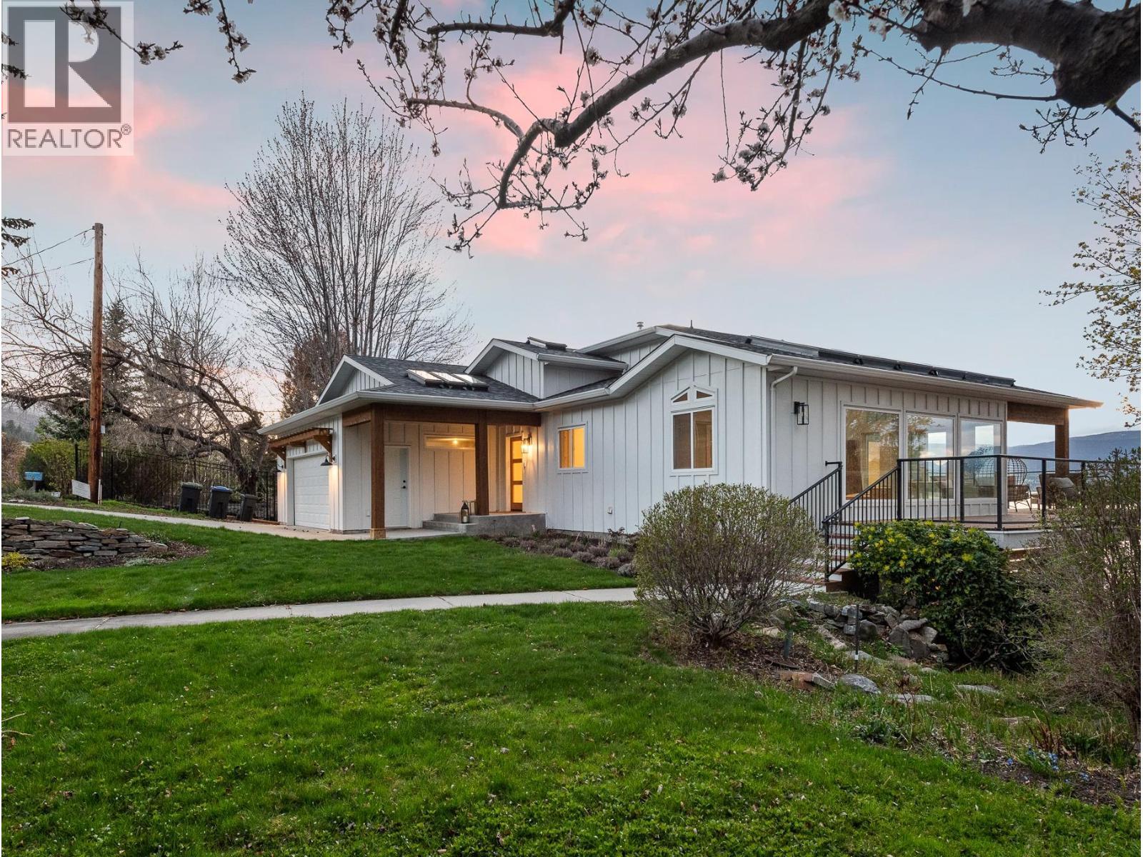5538 Lakeshore Road, Kelowna, BC - Outdoor