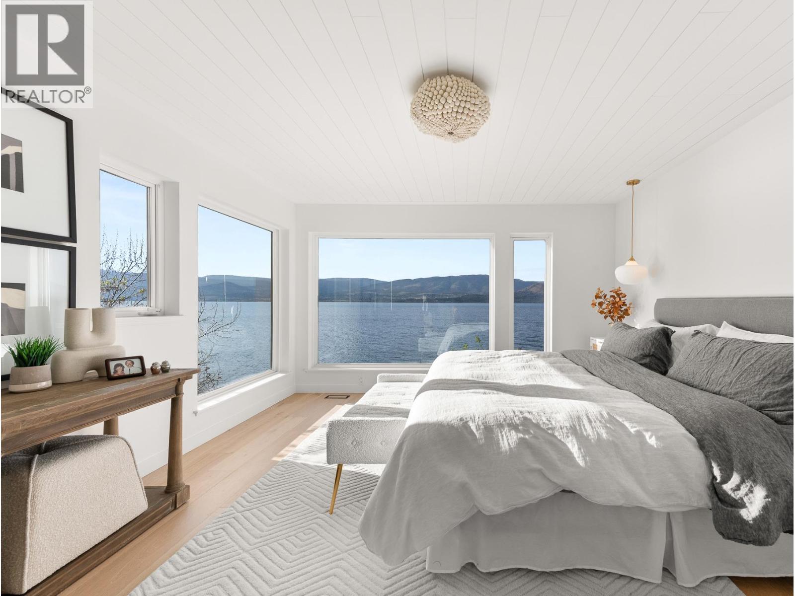 5538 Lakeshore Road, Kelowna, BC - Indoor Photo Showing Bedroom