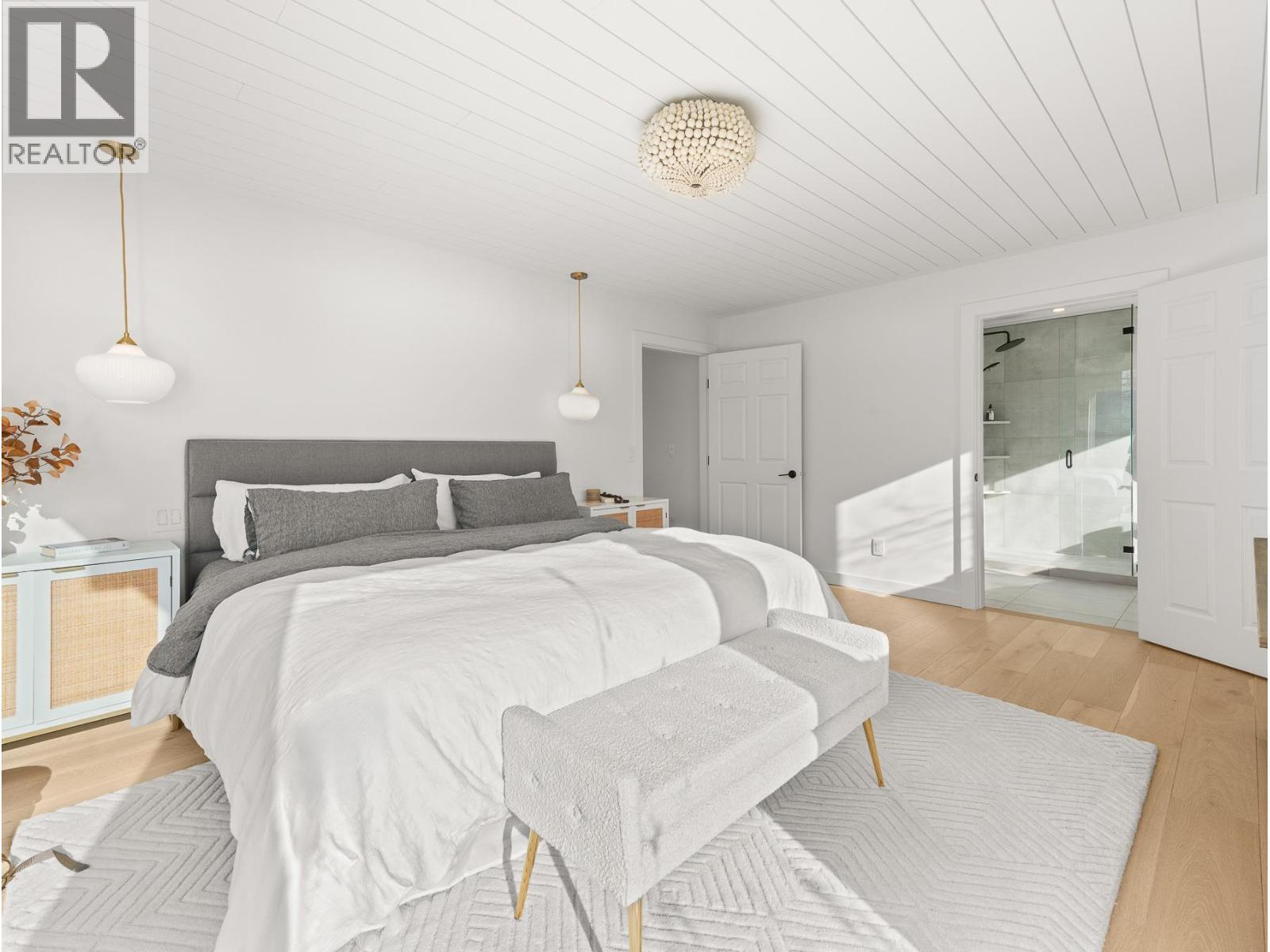 5538 Lakeshore Road, Kelowna, BC - Indoor Photo Showing Bedroom