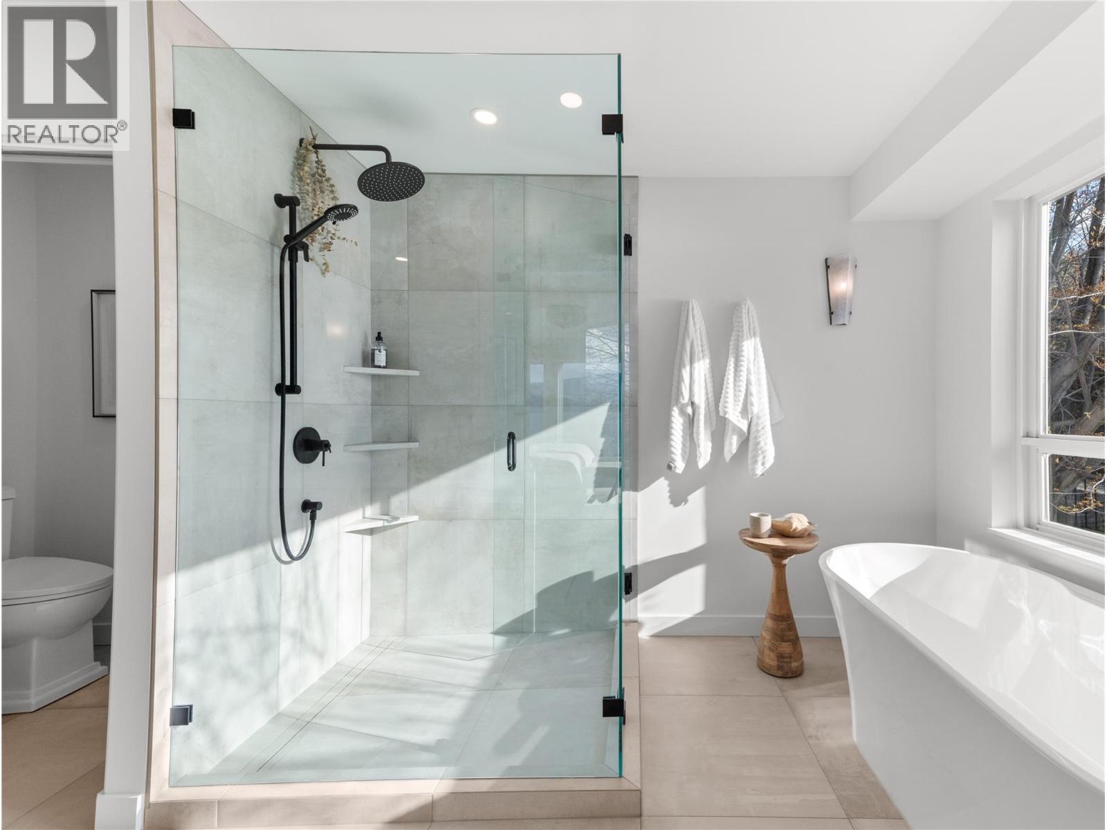 5538 Lakeshore Road, Kelowna, BC - Indoor Photo Showing Bathroom