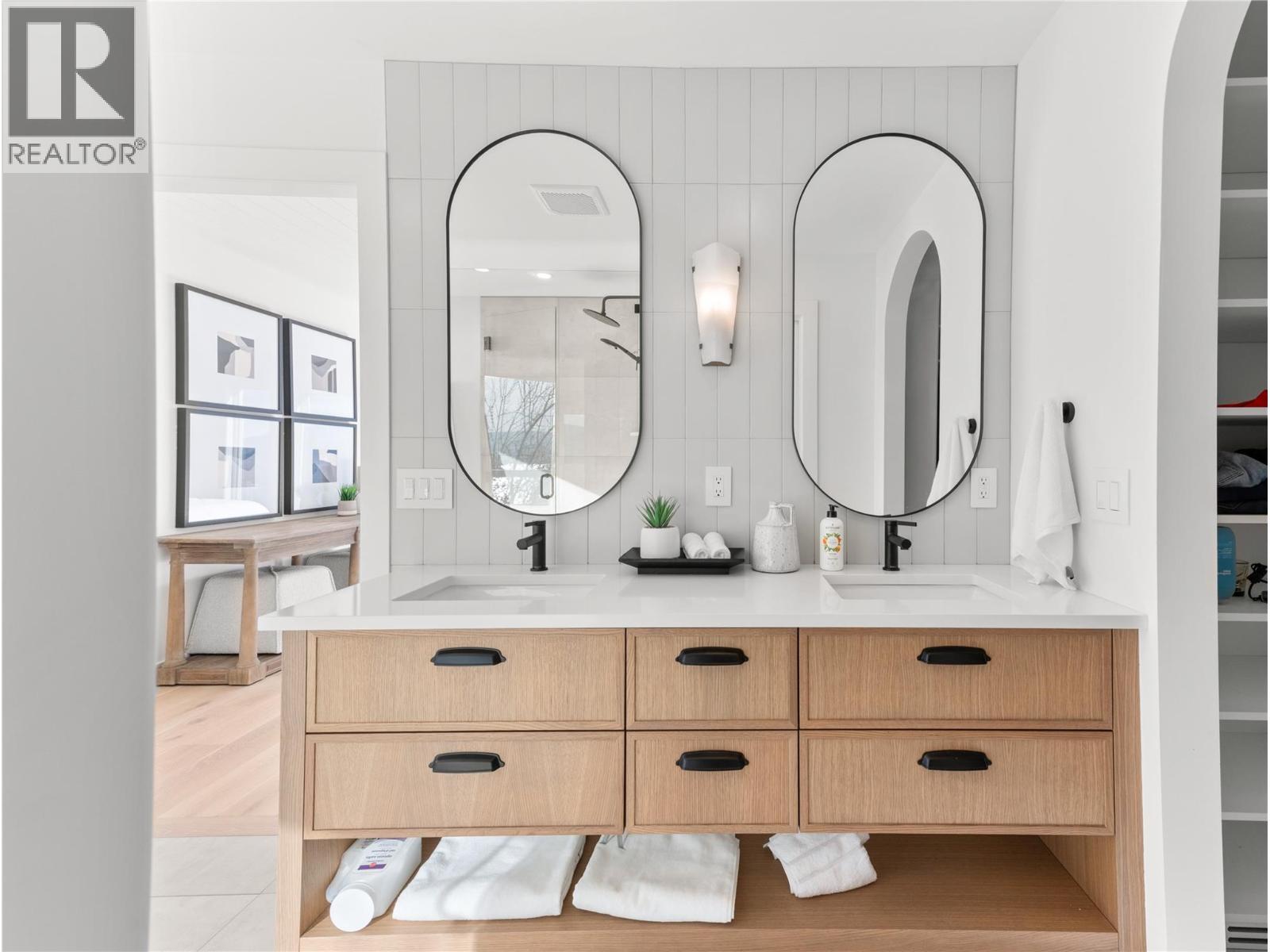 5538 Lakeshore Road, Kelowna, BC - Indoor Photo Showing Bathroom