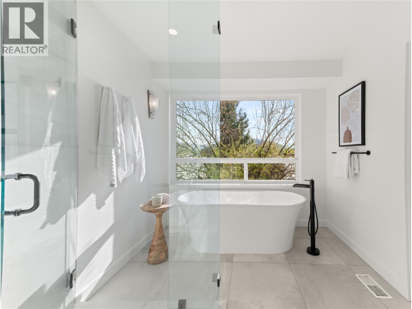 5538 Lakeshore Road, Kelowna, BC - Indoor Photo Showing Bathroom