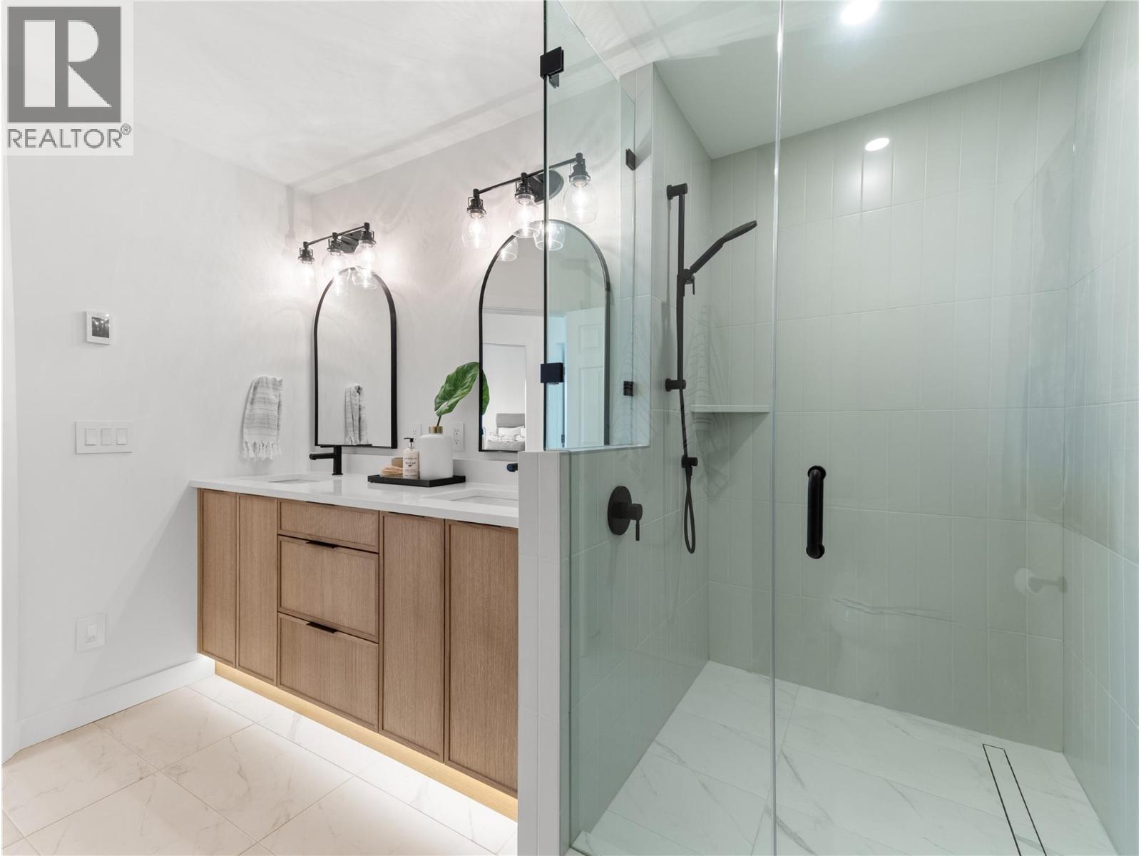 5538 Lakeshore Road, Kelowna, BC - Indoor Photo Showing Bathroom