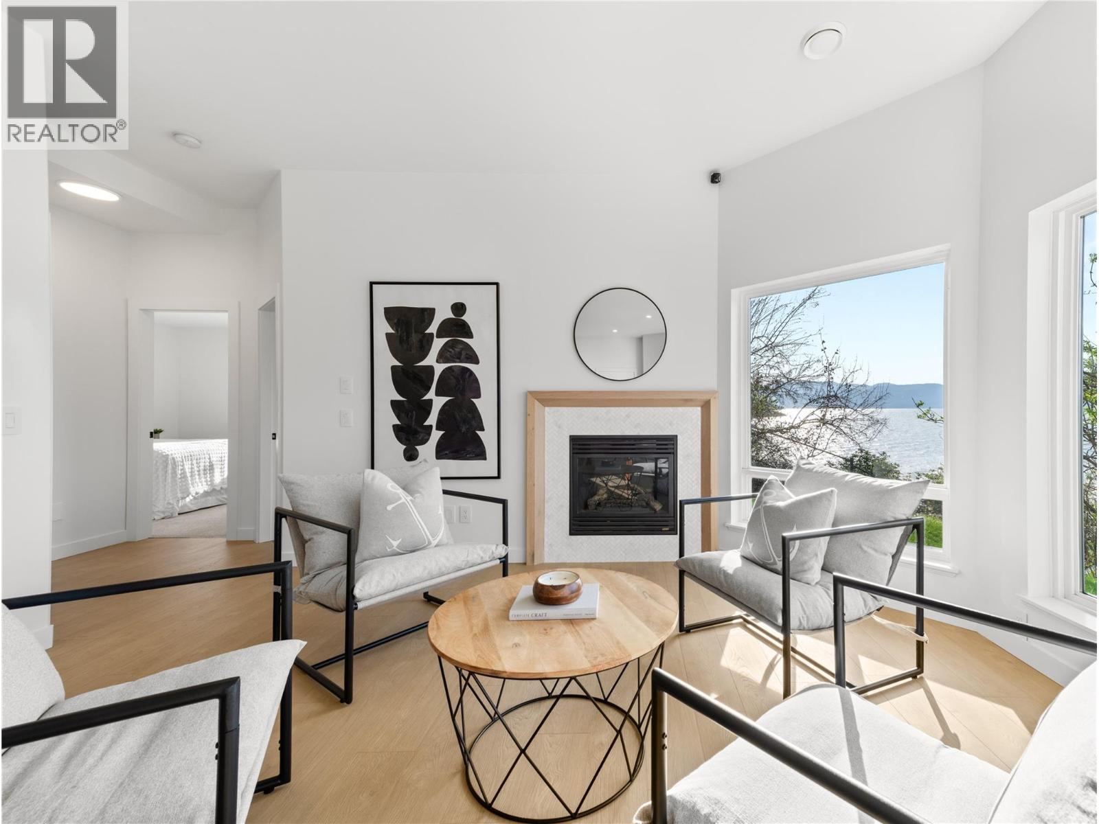 5538 Lakeshore Road, Kelowna, BC - Indoor Photo Showing Living Room With Fireplace