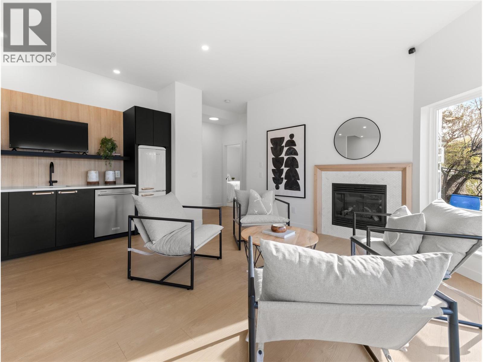 5538 Lakeshore Road, Kelowna, BC - Indoor With Fireplace