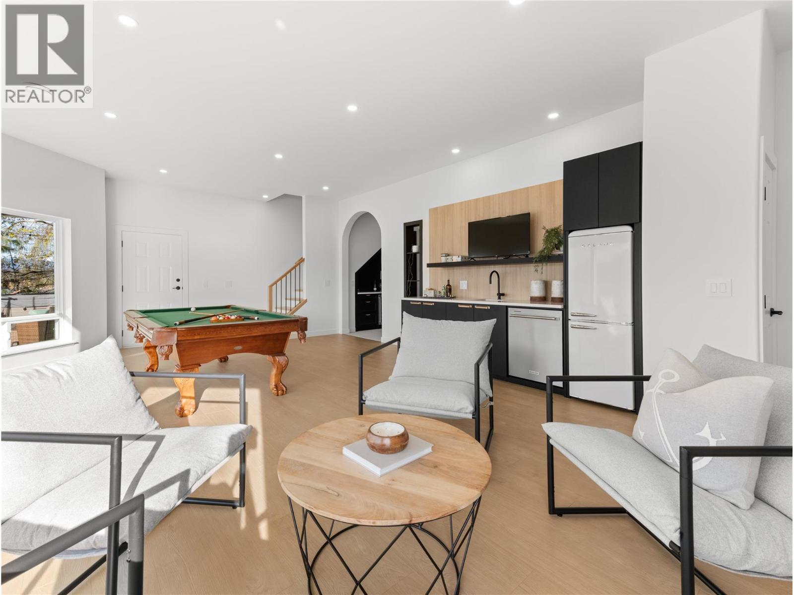 5538 Lakeshore Road, Kelowna, BC - Indoor
