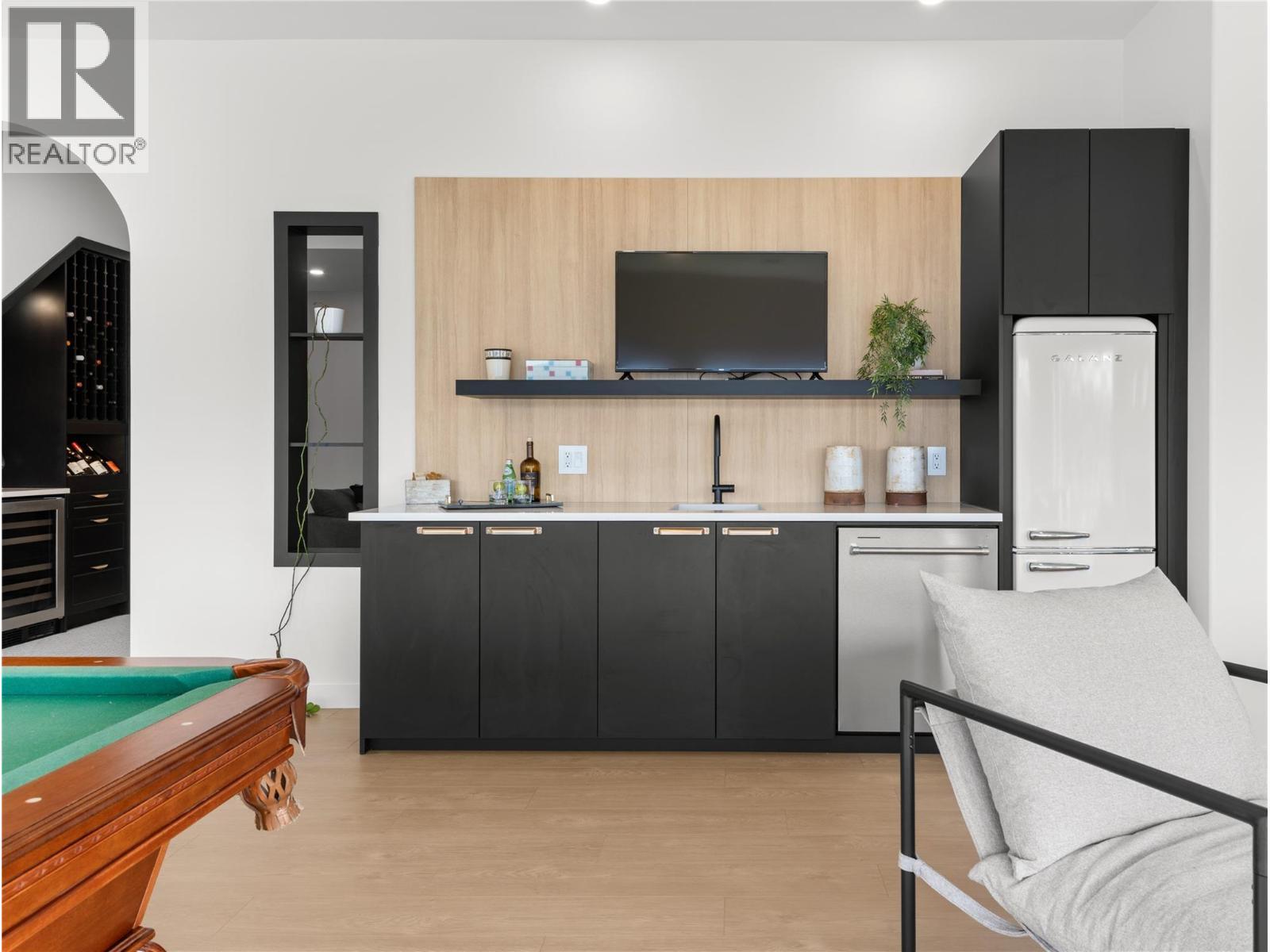 5538 Lakeshore Road, Kelowna, BC - Indoor Photo Showing Kitchen