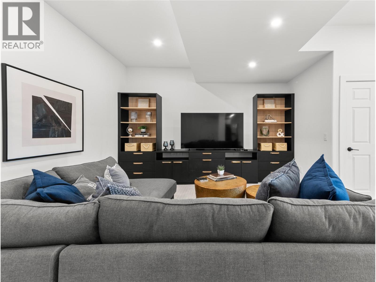 5538 Lakeshore Road, Kelowna, BC - Indoor Photo Showing Living Room