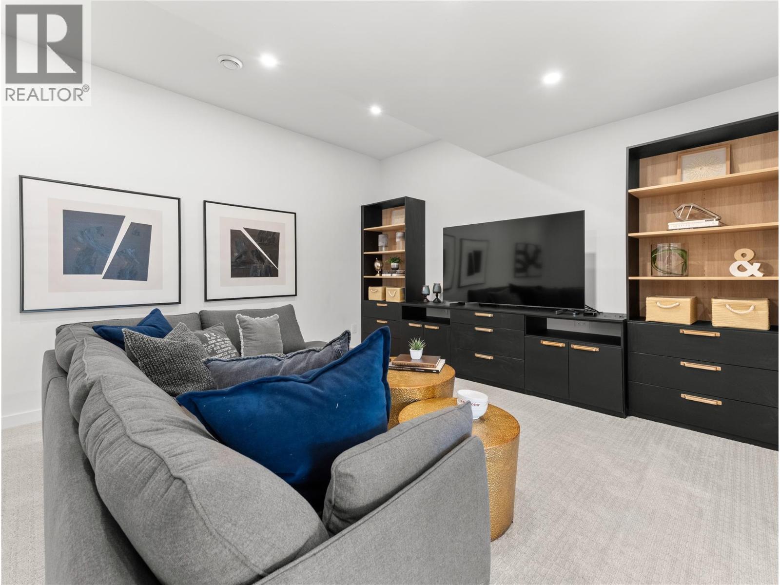5538 Lakeshore Road, Kelowna, BC - Indoor Photo Showing Living Room