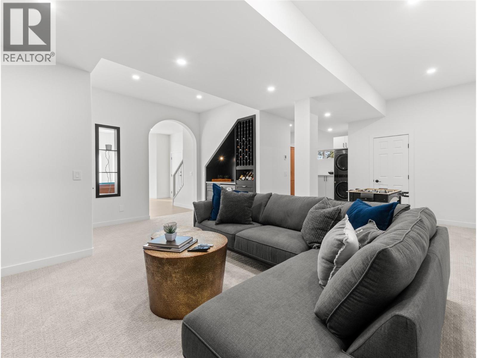 5538 Lakeshore Road, Kelowna, BC - Indoor Photo Showing Living Room