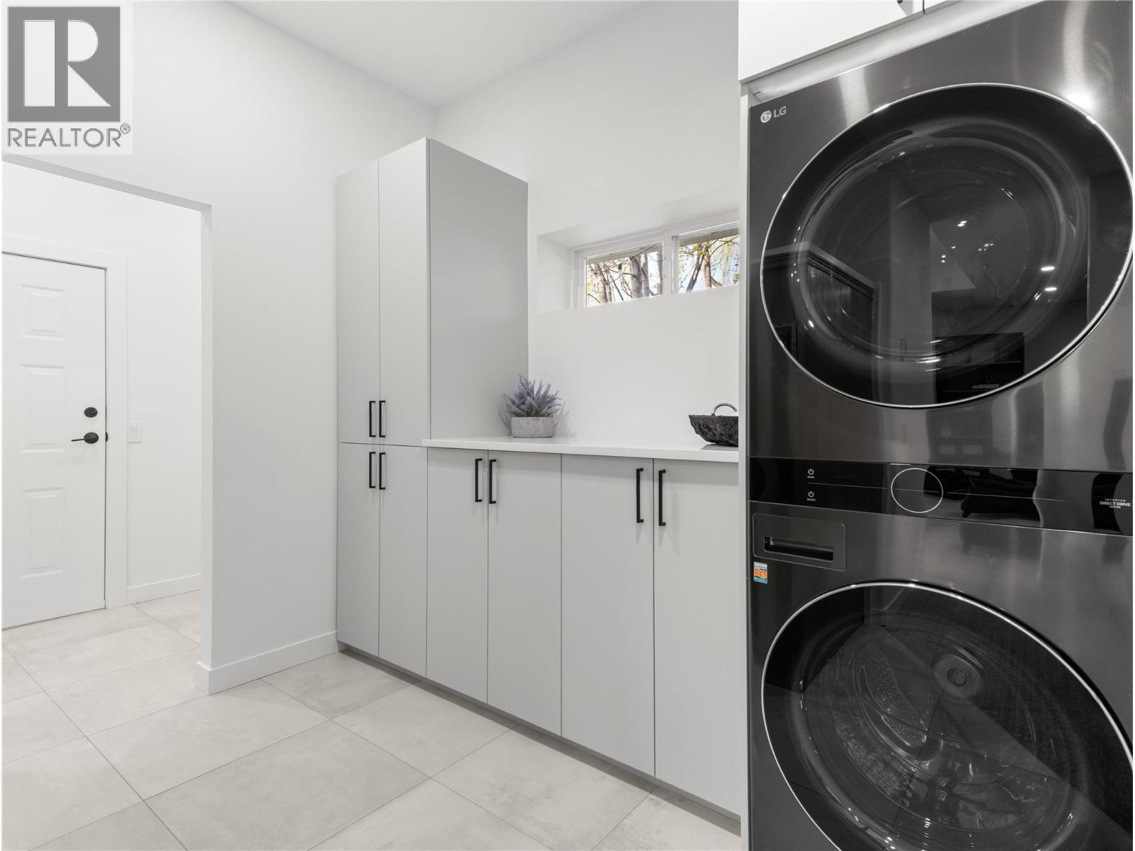 5538 Lakeshore Road, Kelowna, BC - Indoor Photo Showing Laundry Room