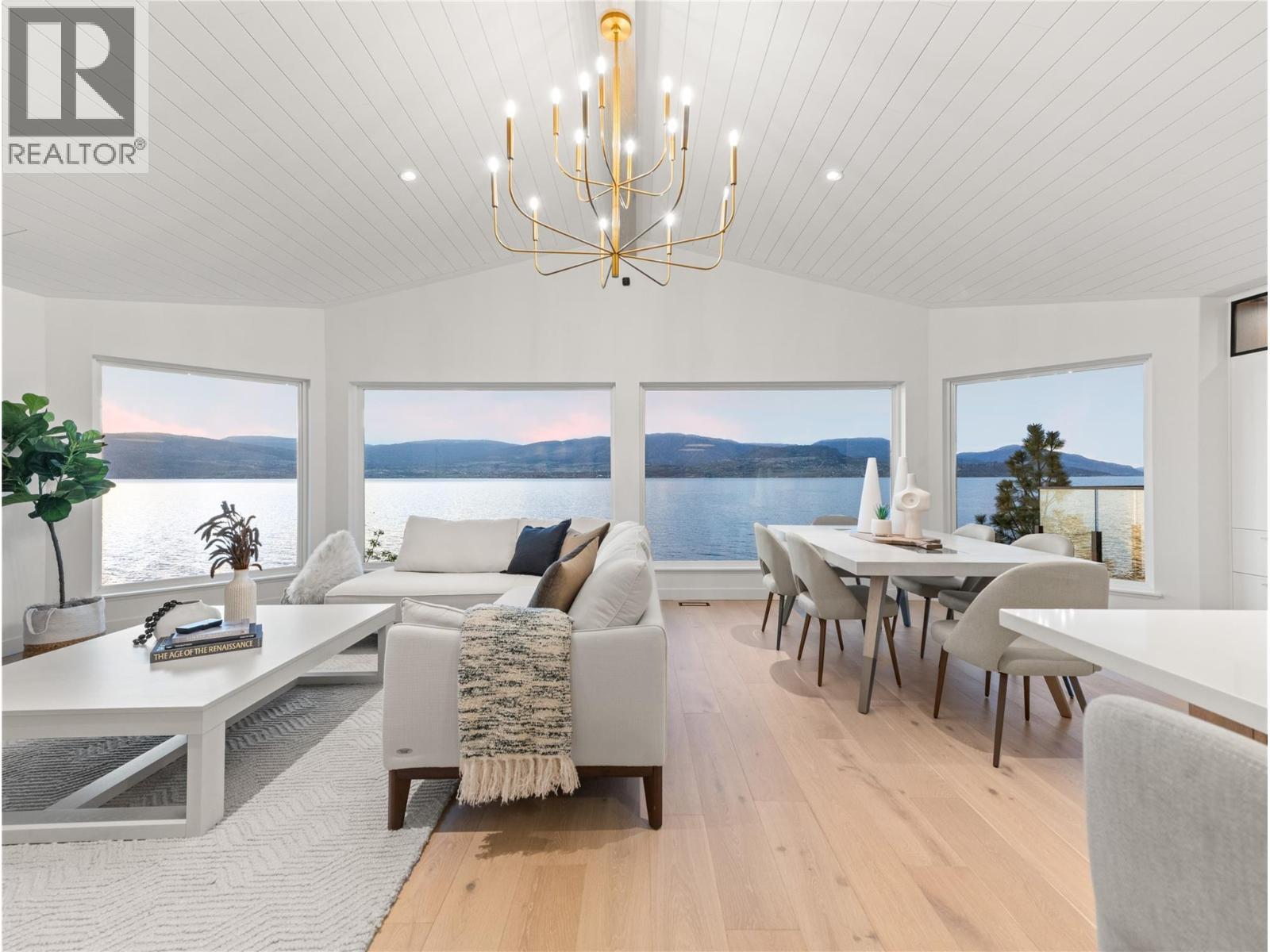 5538 Lakeshore Road, Kelowna, BC - Indoor