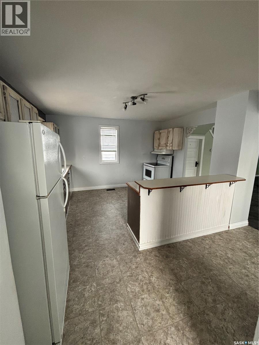 331 3Rd Avenue W, Assiniboia, SK - Indoor