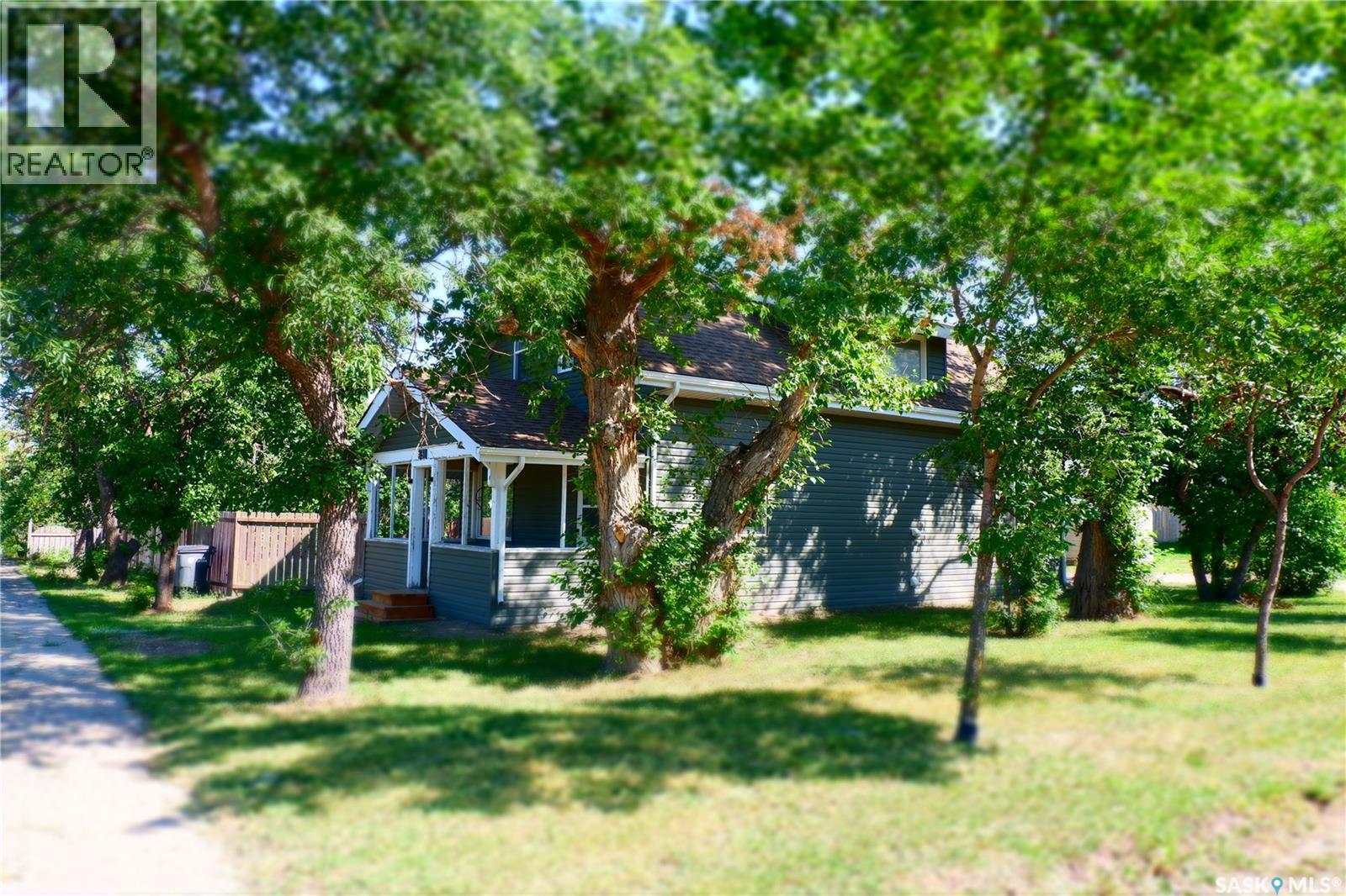 331 3Rd Avenue W, Assiniboia, SK - Outdoor