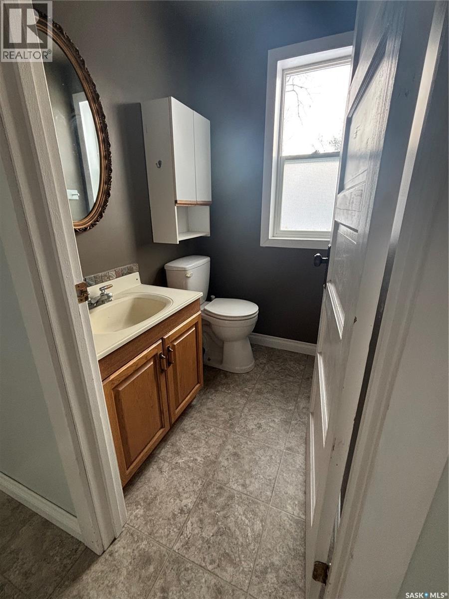 331 3Rd Avenue W, Assiniboia, SK - Indoor Photo Showing Bathroom