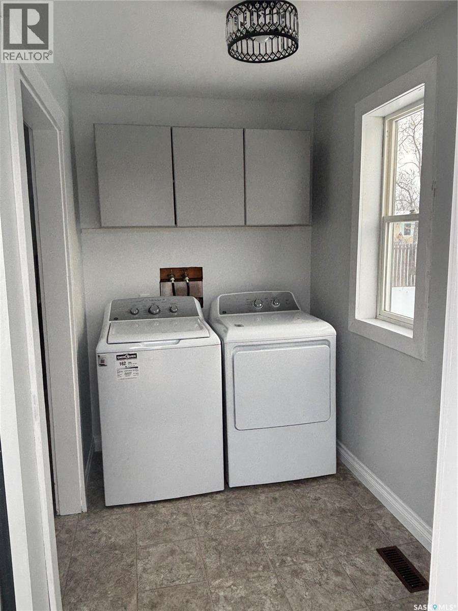 331 3Rd Avenue W, Assiniboia, SK - Indoor Photo Showing Laundry Room