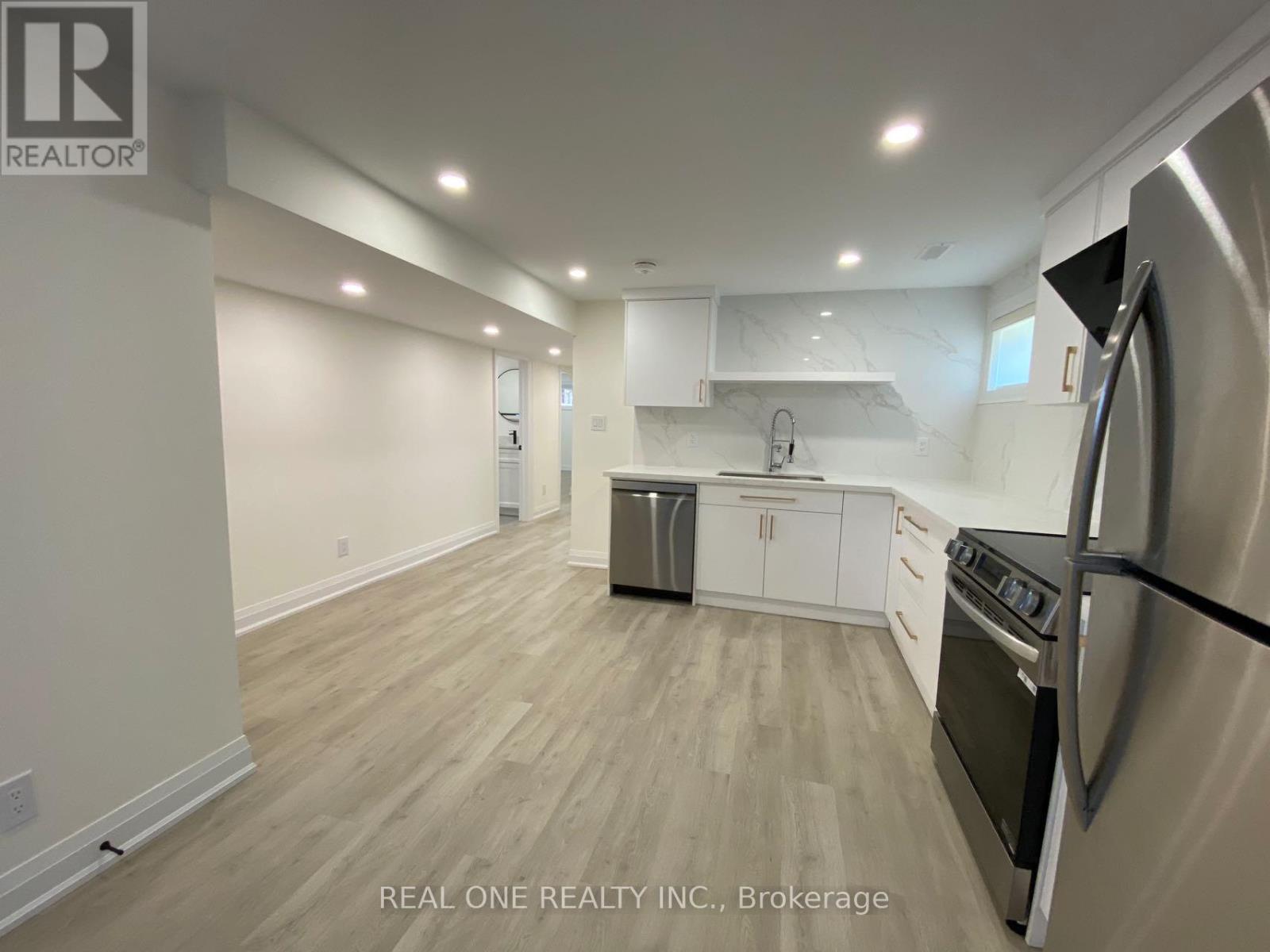 3366 Strabane Drive, Mississauga, ON - Indoor Photo Showing Kitchen With Upgraded Kitchen