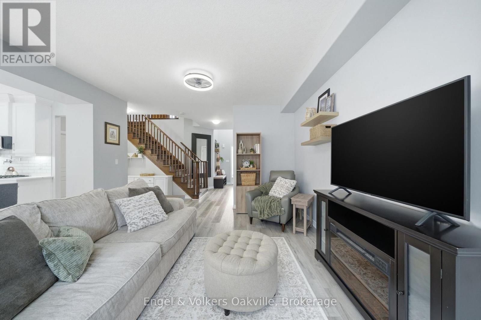 115 Pumpkin Pass, Hamilton (Binbrook), ON - Indoor Photo Showing Living Room
