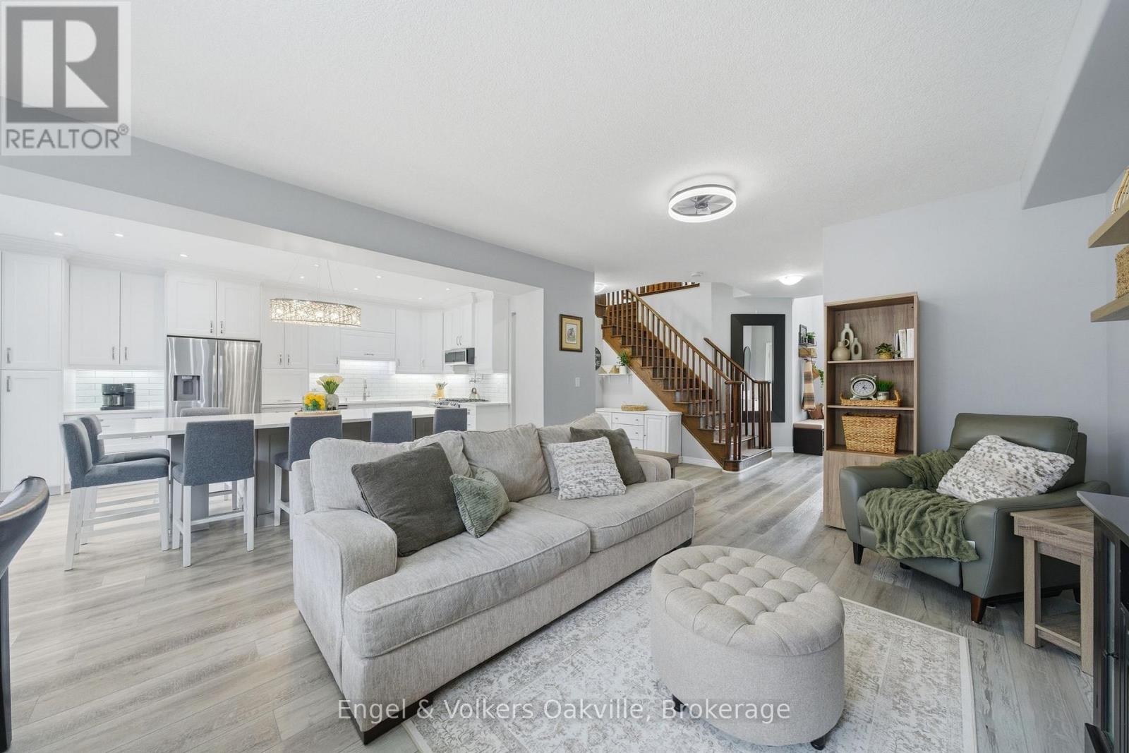 115 Pumpkin Pass, Hamilton (Binbrook), ON - Indoor Photo Showing Living Room