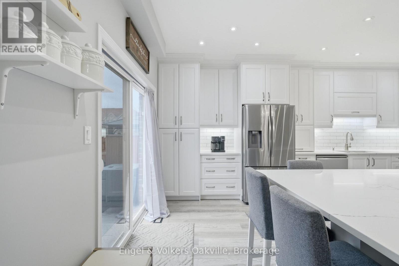 115 Pumpkin Pass, Hamilton (Binbrook), ON - Indoor Photo Showing Kitchen With Stainless Steel Kitchen With Upgraded Kitchen