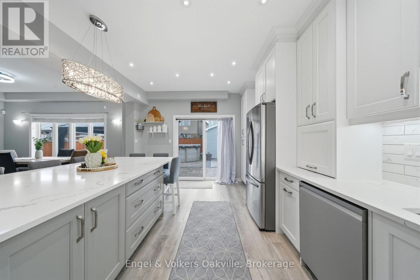 115 Pumpkin Pass, Hamilton (Binbrook), ON - Indoor Photo Showing Kitchen