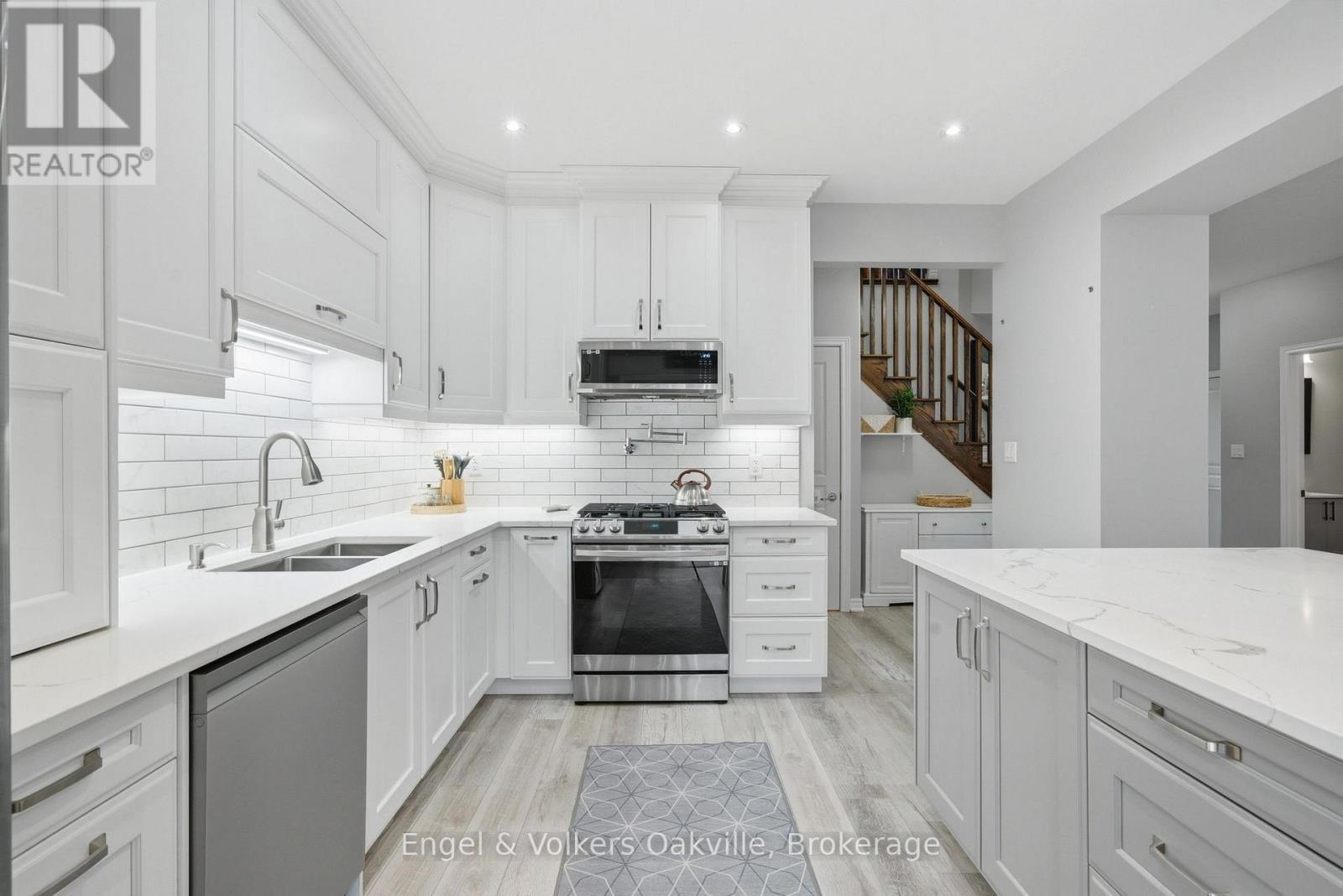 115 Pumpkin Pass, Hamilton (Binbrook), ON - Indoor Photo Showing Kitchen With Stainless Steel Kitchen With Double Sink With Upgraded Kitchen