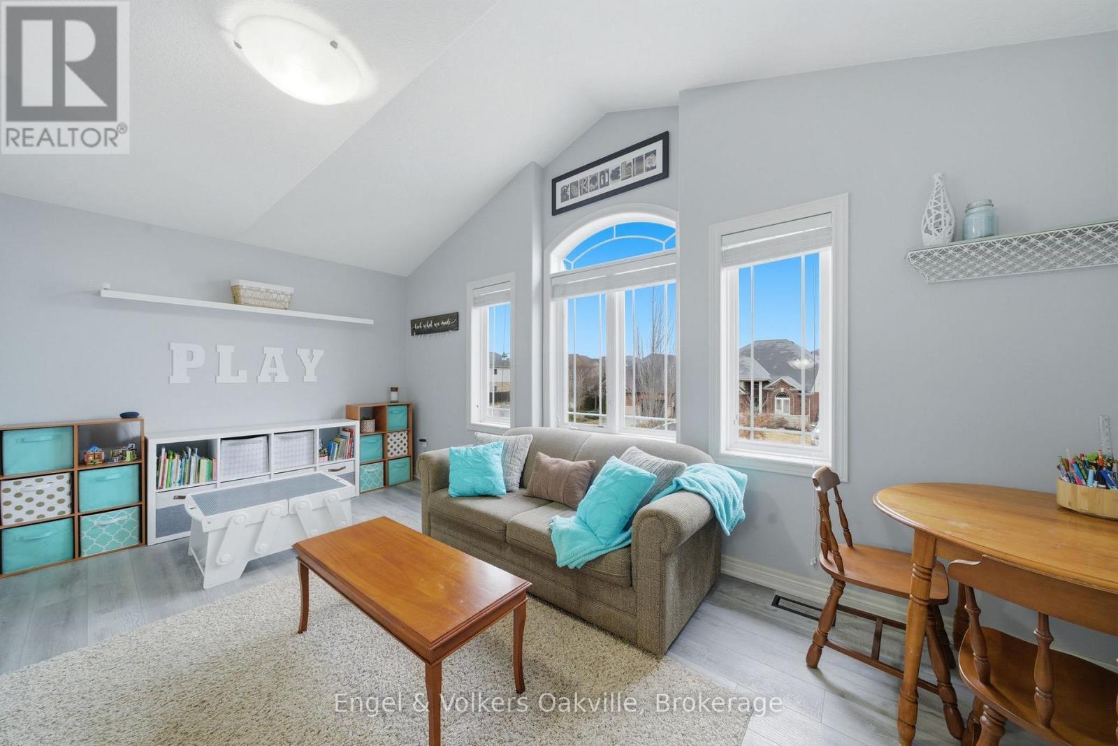 115 Pumpkin Pass, Hamilton (Binbrook), ON - Indoor Photo Showing Living Room