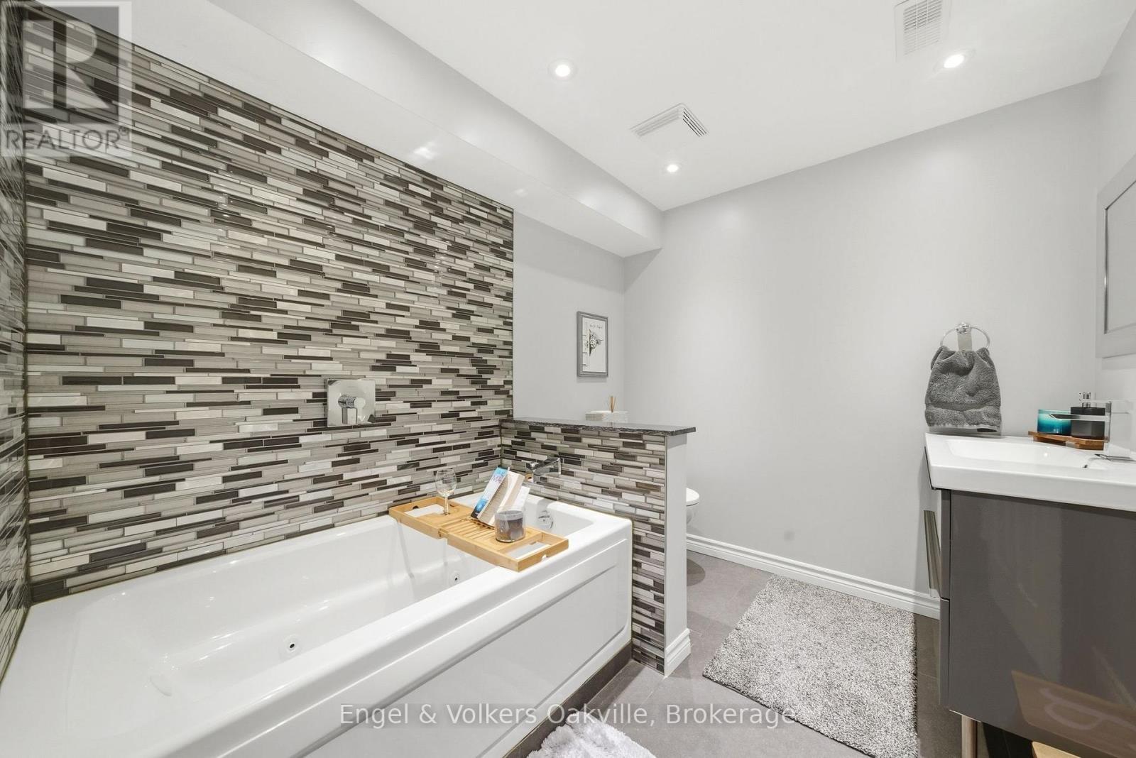115 Pumpkin Pass, Hamilton (Binbrook), ON - Indoor Photo Showing Bathroom