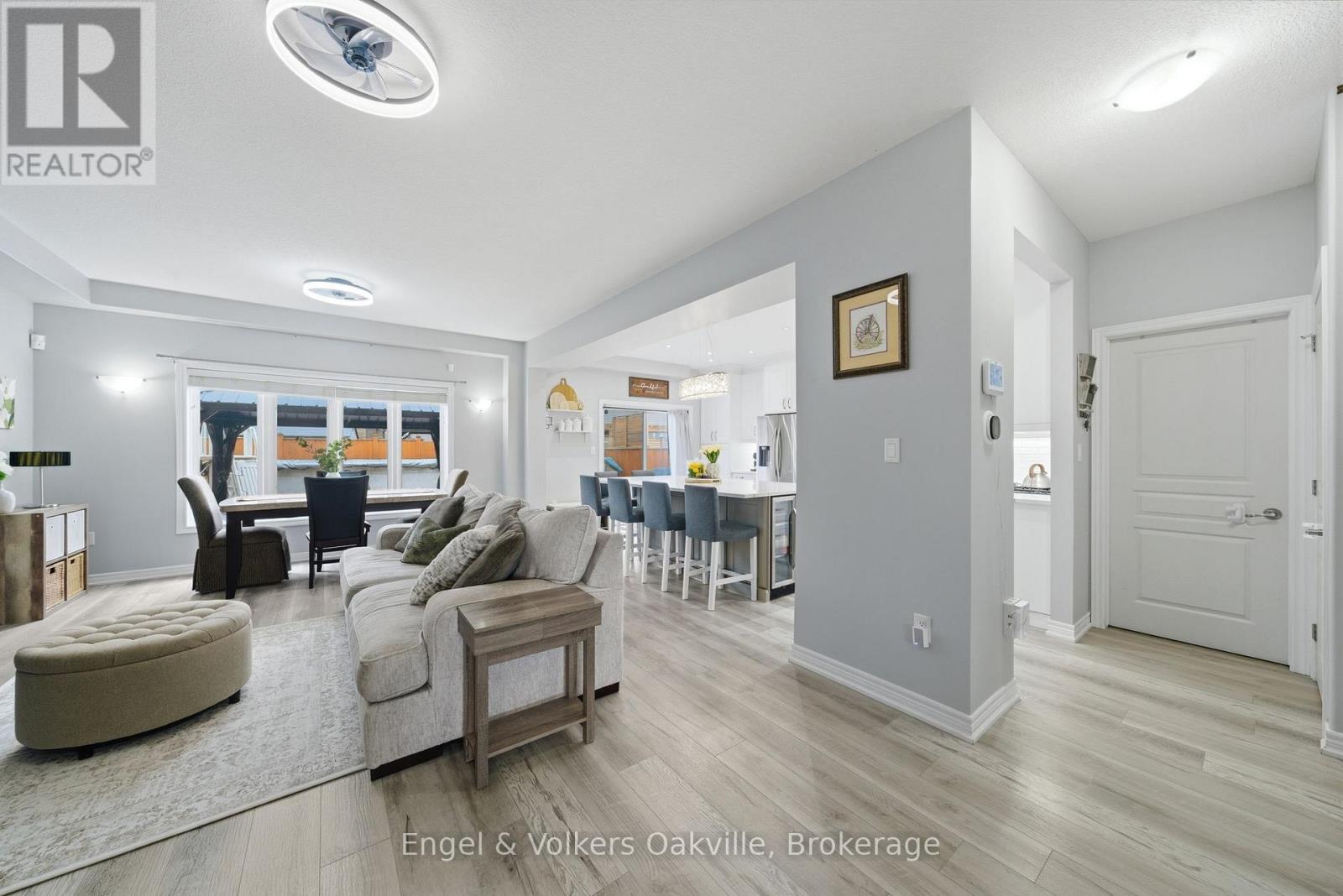 115 Pumpkin Pass, Hamilton (Binbrook), ON - Indoor Photo Showing Living Room