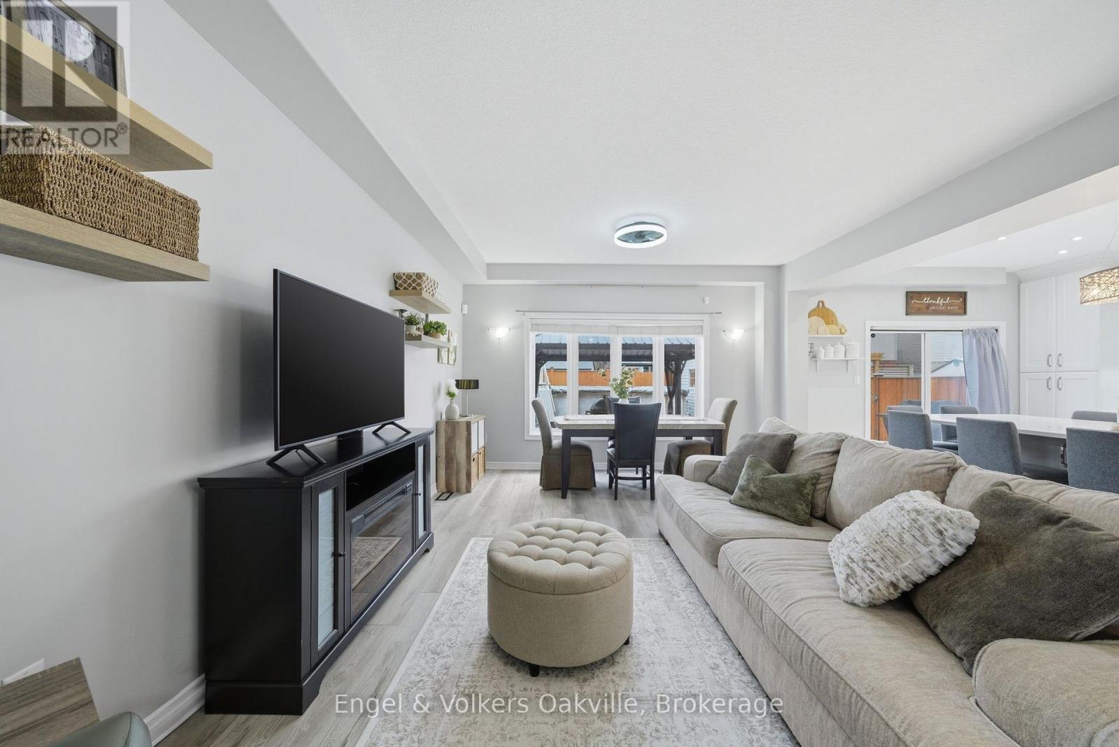 115 Pumpkin Pass, Hamilton (Binbrook), ON - Indoor Photo Showing Living Room