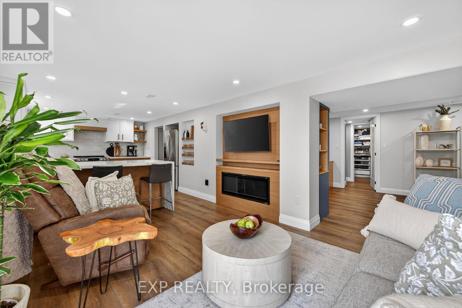 5418 Anthony Place, Burlington, ON - Indoor Photo Showing Living Room With Fireplace