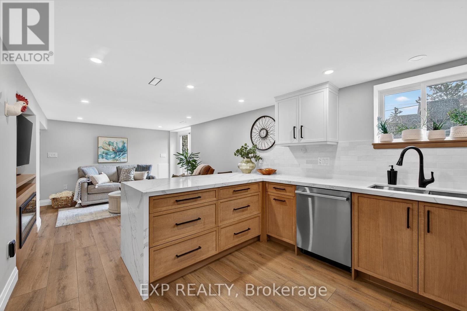 5418 Anthony Place, Burlington, ON - Indoor Photo Showing Kitchen With Upgraded Kitchen