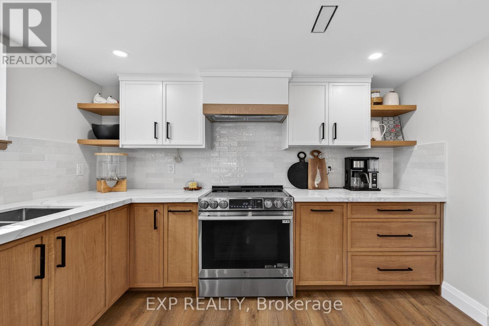 COMPLETELY RENOVATED TOP TO BOTTOM! - 5418 Anthony Place, Burlington, ON - Indoor Photo Showing Kitchen