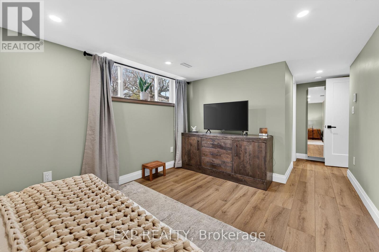5418 Anthony Place, Burlington, ON - Indoor Photo Showing Bedroom