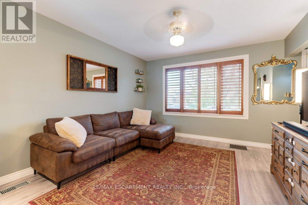 275 Montrose Avenue, Hamilton, ON - Indoor Photo Showing Living Room