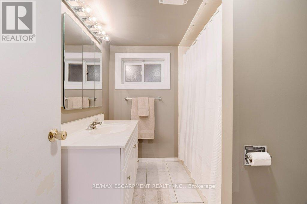 275 Montrose Avenue, Hamilton, ON - Indoor Photo Showing Bathroom