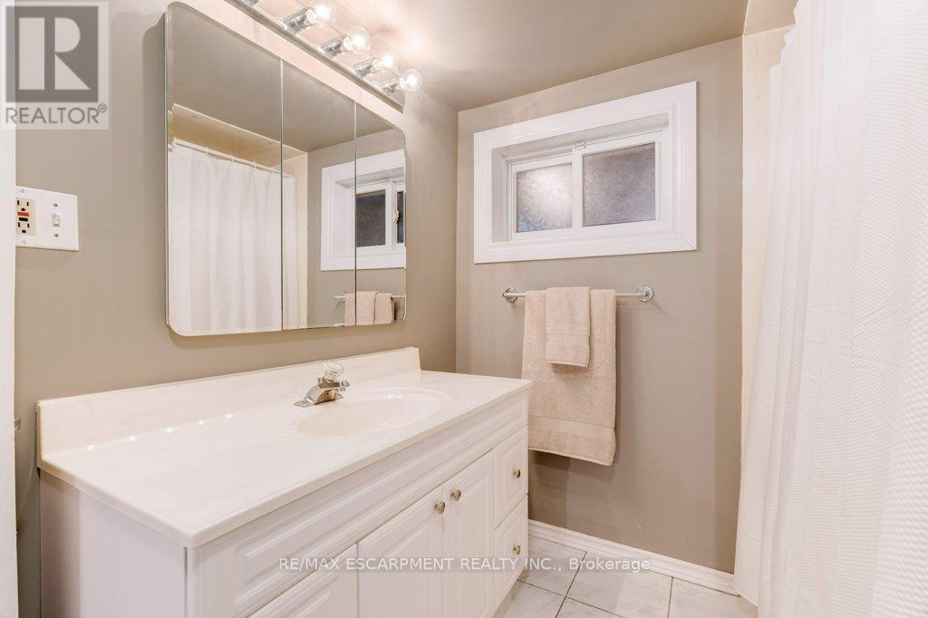 275 Montrose Avenue, Hamilton, ON - Indoor Photo Showing Bathroom