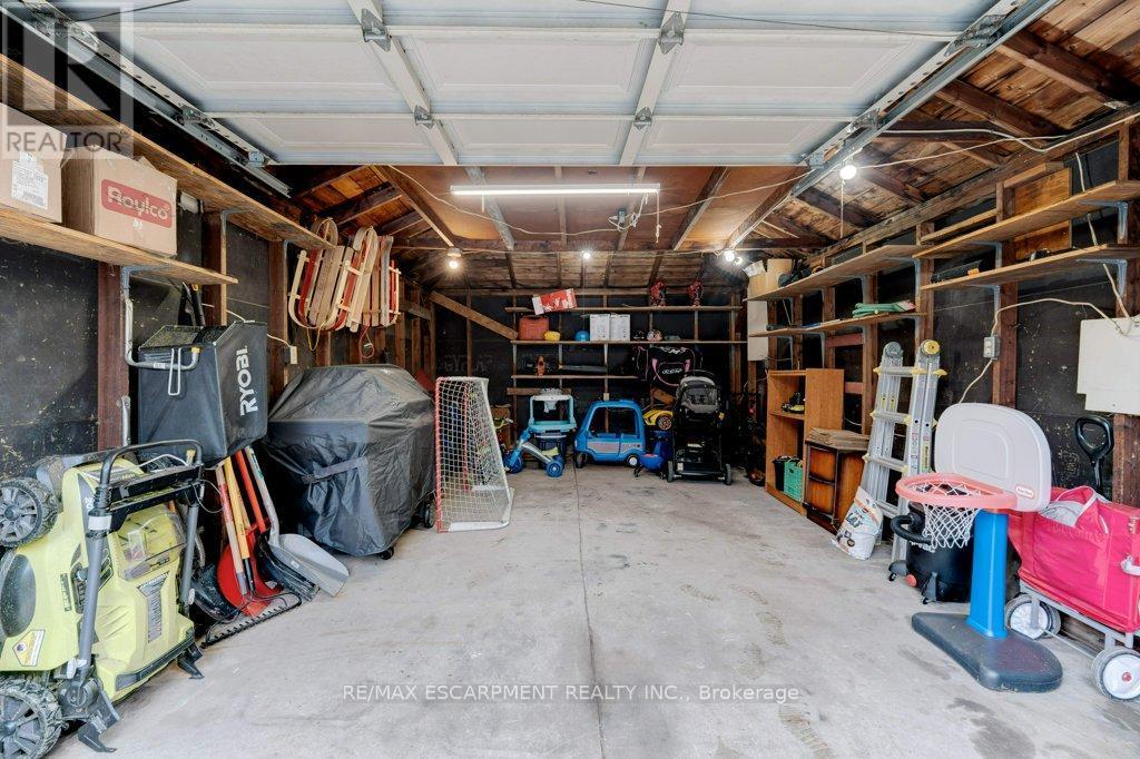 275 Montrose Avenue, Hamilton, ON - Indoor Photo Showing Garage