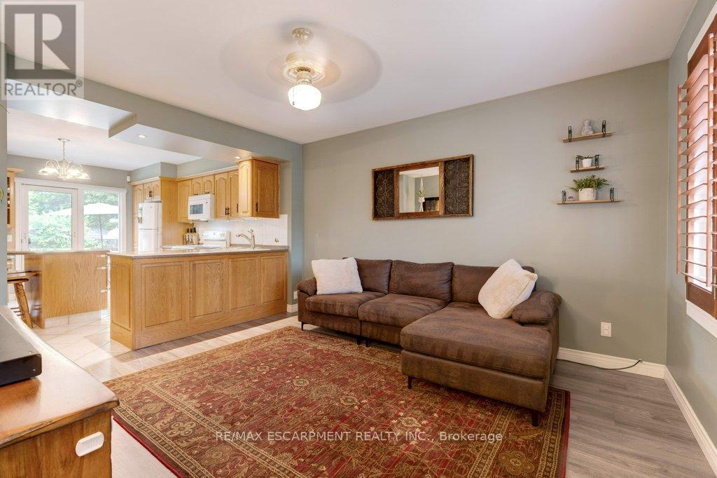 275 Montrose Avenue, Hamilton, ON - Indoor Photo Showing Living Room