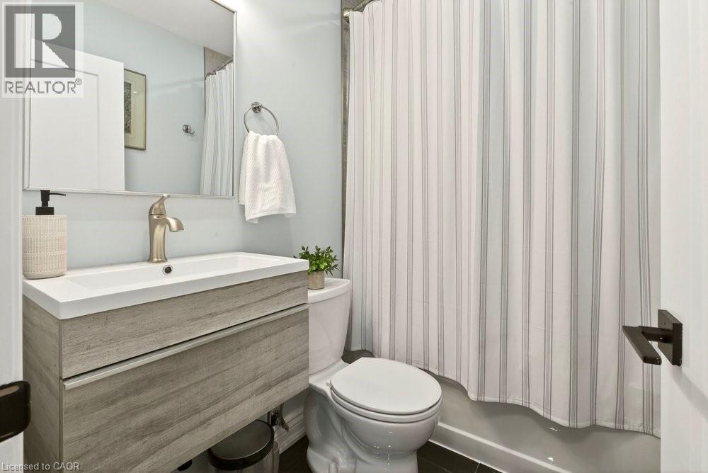 Full bath featuring vanity and curtained shower - 237 East 32Nd Street, Hamilton, ON - Indoor Photo Showing Bathroom