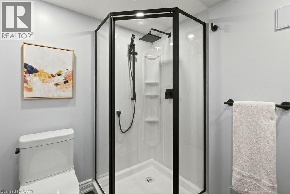 Full bathroom featuring a shower stall and toilet - 237 East 32Nd Street, Hamilton, ON - Indoor Photo Showing Bathroom