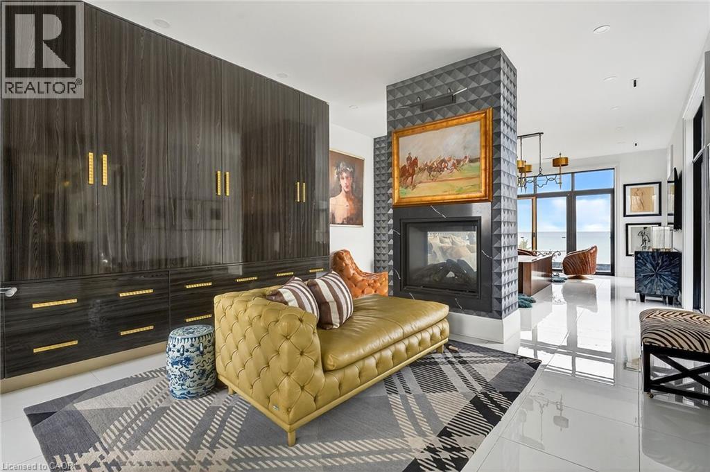 711 Beach Boulevard, Hamilton, ON - Indoor Photo Showing Living Room With Fireplace