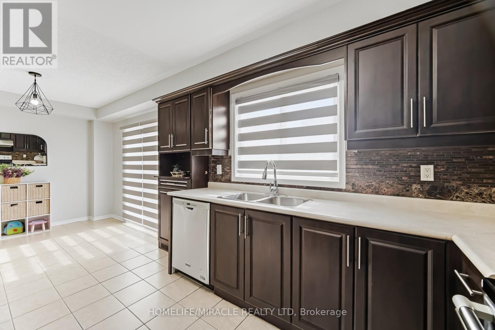 41 Tanglemere Crescent, Brampton, ON - Indoor Photo Showing Kitchen With Double Sink