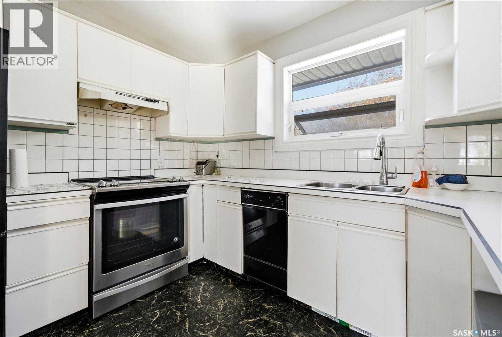 33 Scott Street, Regina, SK - Indoor Photo Showing Kitchen With Double Sink