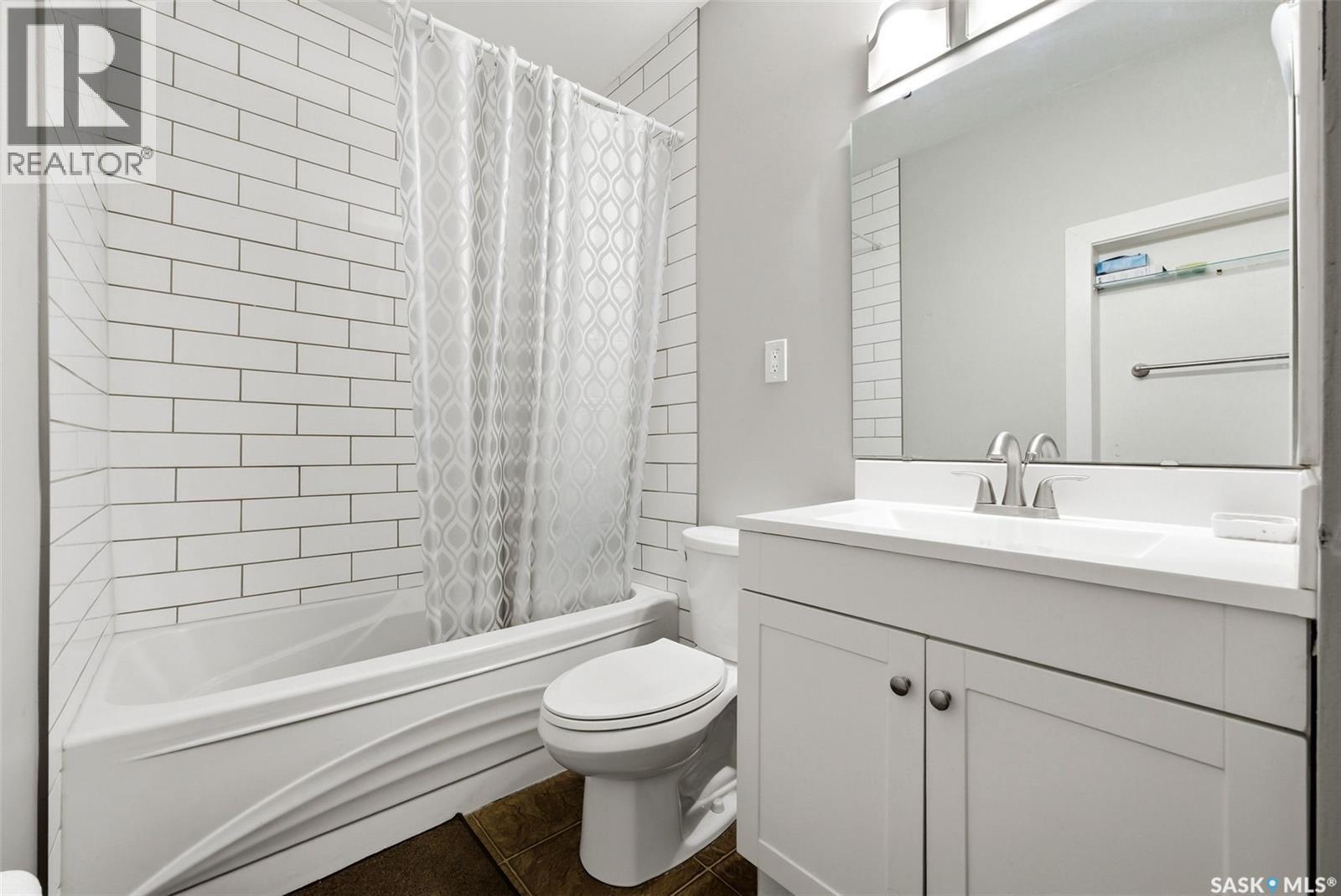 33 Scott Street, Regina, SK - Indoor Photo Showing Bathroom
