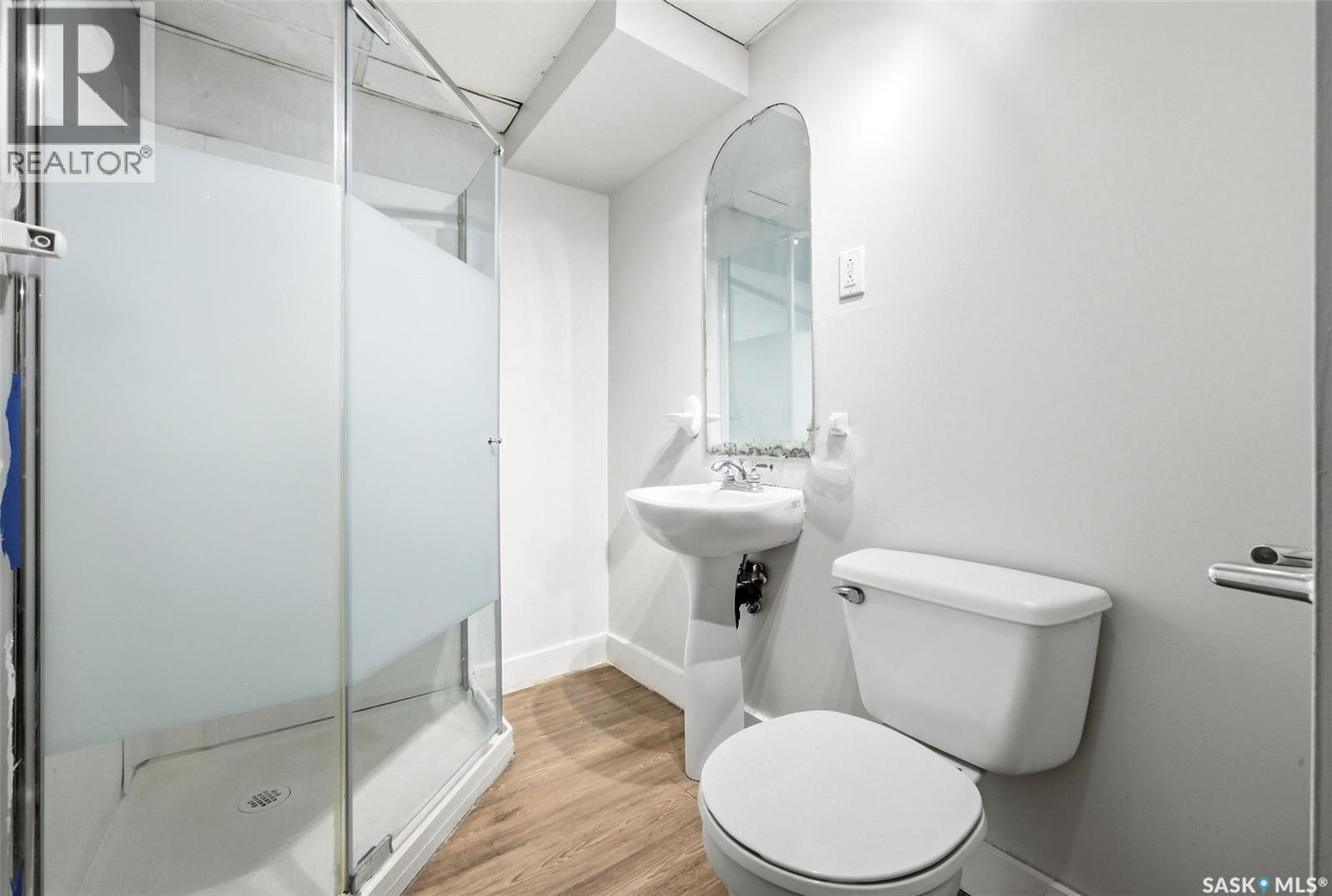 33 Scott Street, Regina, SK - Indoor Photo Showing Bathroom