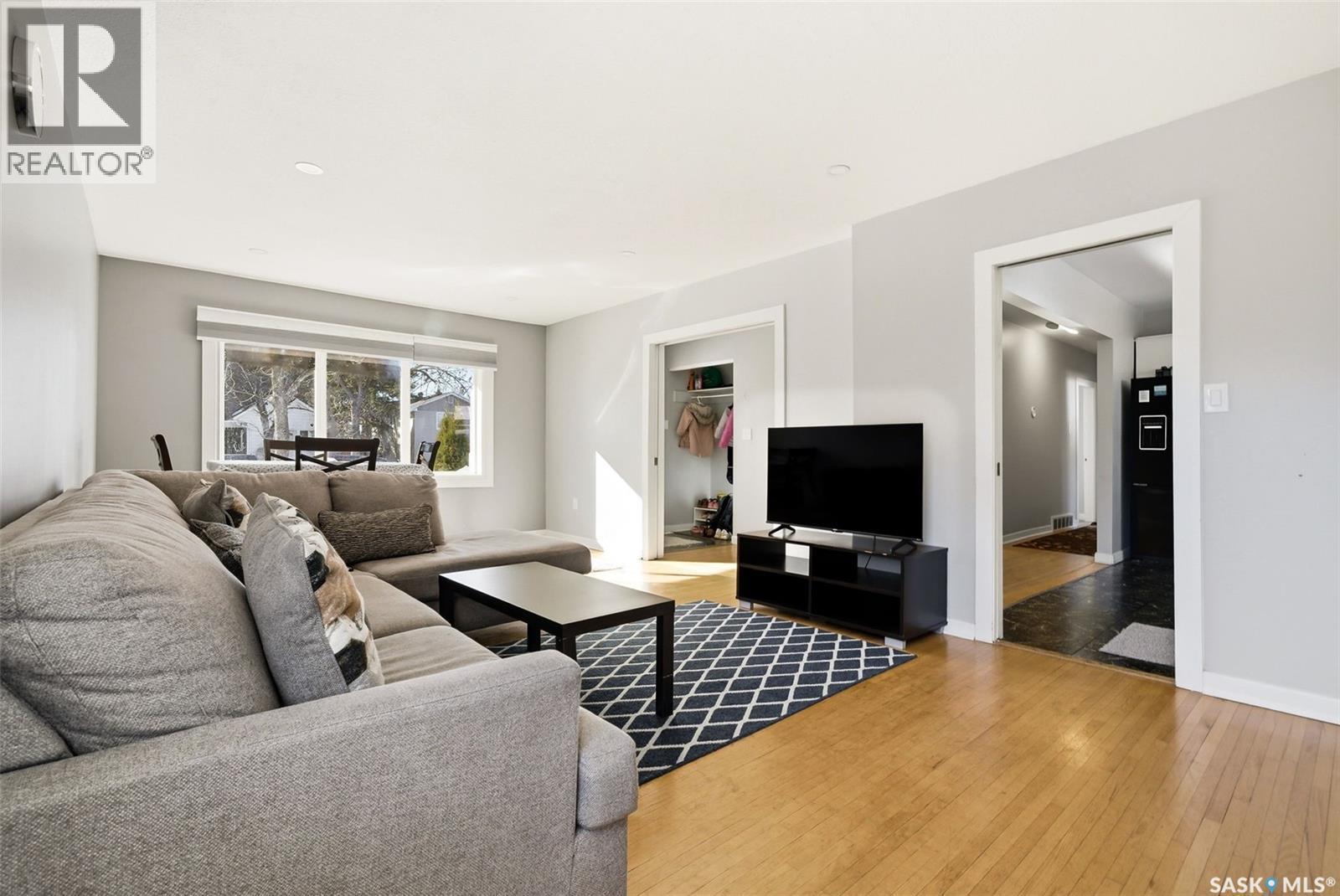 33 Scott Street, Regina, SK - Indoor Photo Showing Living Room
